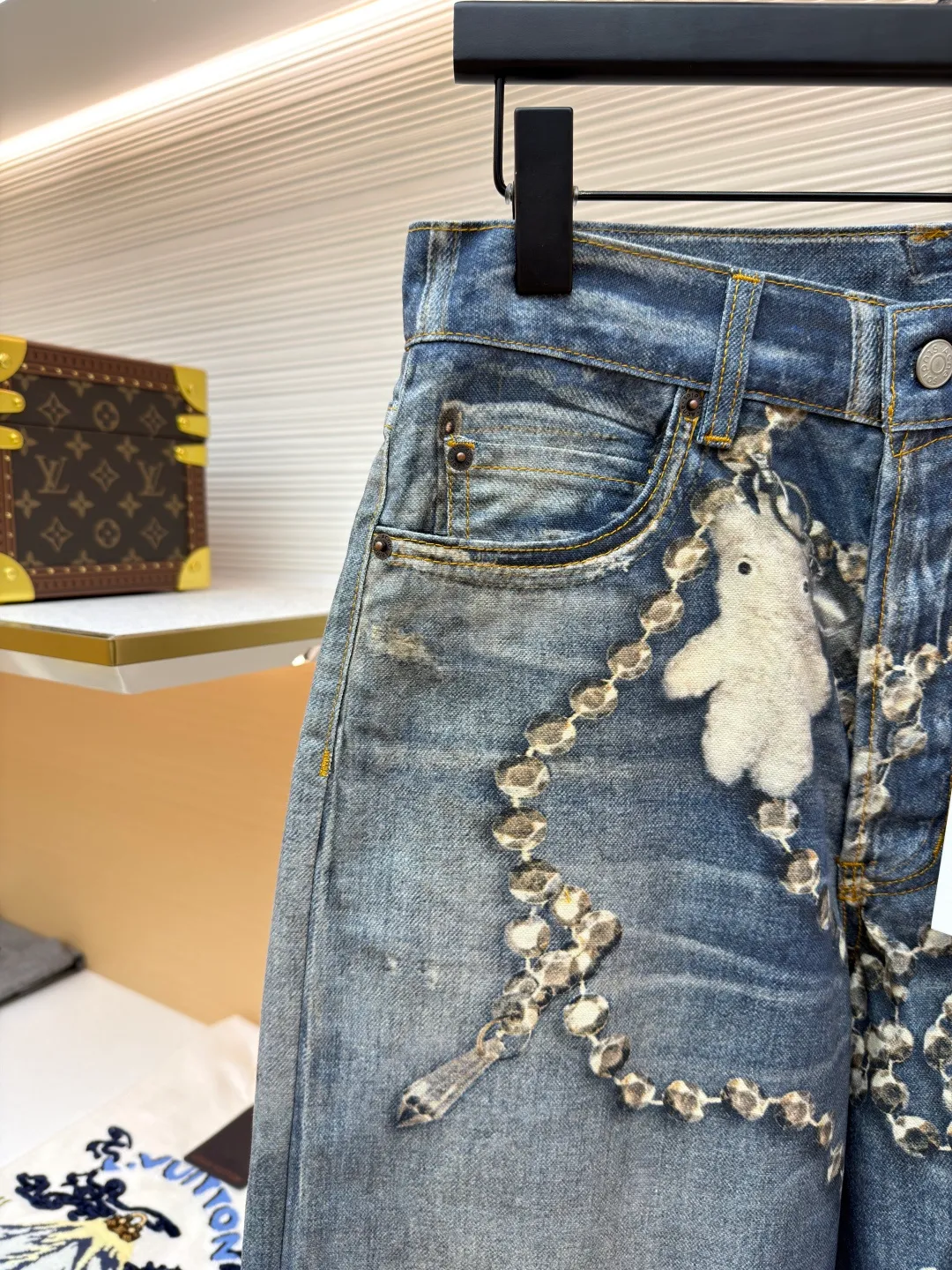 Acne Studios 1981 crystal bow 3D trompe l'oeil bear print jeans ●Original version: 4799 purchase and development ●Item number: 1681621-A80 ●Fabric: denim fabric ●Technology: Printed washed production ●Color: washed blue ●Version: loose fit ●Weight: about 695 grams ●Size: XS-S-M-L-XL-XXL ●Description: These jeans are made of high-density pure cotton denim fabric, which has been treated with a special stonewashing process to show a natural distressed effect and a unique worn texture, while ensuring the stiffness and wear resistance of the fabric. The straight silhouette has a smooth cut and the waistline is designed to fit ergonomics, making it comfortable to wear and allow for freedom of movement. The trousers are decorated with complex bead chains and metal rivets, with exquisite craftsmanship, strong three-dimensional effect and exquisite details. The splicing of the front and back pieces adopts flat-turn open-stitching technology. The stitching is even and neat, and the lines are clear and smooth. The edges of the pockets and trouser legs are reinforced to ensure durability and aesthetics. The hardware accessories have outstanding texture, the zippers are smooth and durable, and the feet are designed with natural curling edges, which not only retains the classic style of denim items, but also incorporates modern design language. From fabric selection, tailoring and production to detail processing, they all reflect the ultimate pursuit of quality and craftsmanship. They are suitable for various occasions and show a fashion attitude that coexists elegance and practicality. The overall wiring is straight and delicate, the fabric is comfortable and soft, and the color is consistent without color difference. It can be matched with the same style to create a fashionable look and control various occasions. Customized accessories, complete with three standards, same style for men and women!